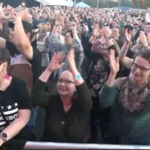 Jannika Wirtanen Instagram - Hieno päätös, hienolle kesälle. Kiitos kesä 2023. 

Syksyn keikat jatkuu jo viikonloppuna, jolloin Paras osa raikaa ensimmäistä kertaa livenä. 🥰 Liput haltuun! Linkki biossa! ❤️‍🔥

📸 Johan Hagström
📹 @kokkolanvenetsialaiset