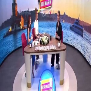 Janset Paçal Instagram - 12.Şubat.2024 #Tomris oyunumuzun Sanat Yönetmeni @kemaldogulu @tv8 ' de @mugedagistanliofficial ve @yeldakircuval 'ın sunduğu @aramizdatv8 programına konuk oldu. 

@tomrisoyunofficial @kemaldogulu @jansetpacal @jansetpacal.tv 

#theatre #art #director #kemaldogulu #tv #program #tv8 #aramizdakalmasin #mugedagistanli #yeldakırçuval #makeup #stage #information #tomrisoyun #jansetpaçal #janset