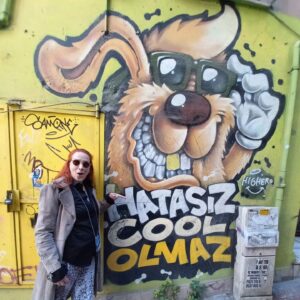 Janset Paçal Instagram - Yıllar önce, bir dergiye röportaj yapıyoruz.
Sorulardan biri "hayat felsefeniz nedir?"
Ben de "hayatta kul olduğunu unutmayacaksın." dedim kendimce özet niyetine.

Dergi çıktı.
Açtım röportajı. 
Ara başlık atılmış: "Hayatta cool olduğunu unutmayacaksın"😳

Ona göre 😎🤣🤣🤣

(O günden beri basılı röportajlarımı yazılı veriyorum.)

Duvarı görünce o geldi aklıma, bi de anısı olsun dedim.🥰🥂❤️☮️🧿

📸: @tarkangozubuyuk