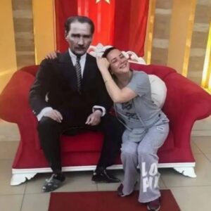 Janset Paçal Instagram - "Bugün Atatürk'ten bir armağan 
Yoksa tutsak olurduk, sen inan
Bugün 23 Nisan
Hep neşeyle doluyor insan. "

#23nisanulusalegemenlikveçocukbayramı hepimize kutlu ve mutlu olsun.❣️🥰☮️🧿🌟🧚‍♂️