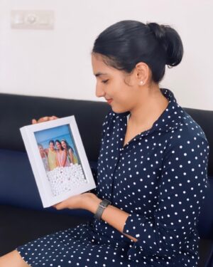 Janvi Byju Instagram - Thank you @_de._artsy._ for sending these beautiful gifts 🩵 
• Do checkout their profile for such beautiful works • 

#collaboration #gifts #frames #favourite