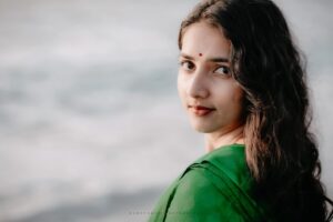 Janvi Byju Instagram - കടൽ തൻ സൗന്ദര്യം. 

Click: @thawfeeq__ 

#beach #innumkonjamneram #halfsaree #simple #picoftheday #janvibyju #kadal #puthuvypebeach #traditional