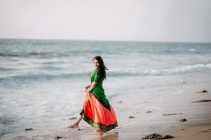 Janvi Byju Instagram - കടൽ തൻ സൗന്ദര്യം. 

Click: @thawfeeq__ 

#beach #innumkonjamneram #halfsaree #simple #picoftheday #janvibyju #kadal #puthuvypebeach #traditional