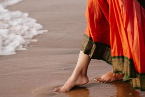 Janvi Byju Instagram - കടൽ തൻ സൗന്ദര്യം. 

Click: @thawfeeq__ 

#beach #innumkonjamneram #halfsaree #simple #picoftheday #janvibyju #kadal #puthuvypebeach #traditional