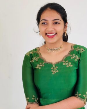 Janvi Byju Instagram - Jewellery: @rudrankshjewels 
Outfit: @alankriti_insta 
.
Thank you so much for sending this beautiful piece 💚
.
DO CHECKOUT THEIR PAGE 
.
#collab #jewellery #traditionaljewellery #collabration