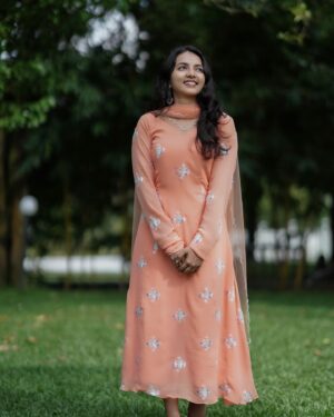 Janvi Byju Instagram - Outfit: @udupp_by_devikaraju 🧡
PC: @v.i.n.u____r.a.j 

#collaboration