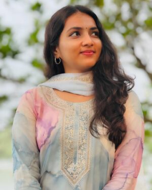 Janvi Byju Instagram - Outfit: @manharboutique 🩵

~ Soft organza digital print suit with scallop embroidered duppatta with silk bottom

•DO CHECKOUT THEIR PAGE•