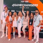 Jasmin Wagner Instagram - NEVER CHANGE A WINNING TEAM! 🏆 Erste Male sind aufregend… 30 Jahre Blümchen bedeutet auch 30 Jahre mit meinem Management @abglanzentertainment Das ist auf viele Arten und Weisen etwas Besonderes. Von unserer ganz persönlichen Erfolgsgeschichte haben @brittafriedrich und ich nun zum allerersten Mal auf der großen Bühne der @4gamechangers Konferenz in unserer Keynote-Speech berichtet. 🎤🗯️ Und Girrrrls & Boiiiiis, haben wir in den 30 Jahren unser Game gechanged!!! Sich als junge Frauen in einer männer-dominierten Musikbranche durchzusetzen war eine Große Herausforderung, die viel Mut, Kraft, Charme, strategisches Talent, Gewitztheit, Resilienz, Begeisterung, Kreativität, Fleiß und Durchsetzungsvermögen brauchte. 🎯 Die Erfolge die wir inzwischen verbuchen durften und Titel, die wir tragen dürfen, kann uns keiner mehr nehmen, aber vor allem bin ich dankbar für unsere Freundschaft, das liebevolle Miteinander, den immer konstruktiven Austausch und für den Lebensweg den wir mit soviel Freude, Glück und Vertrauen teilten und auch in Zukunft teilen werden! 💘🍀 1000 Dank an meine Managerinnen @brittafriedrich und @anne_farien für 30 unfassbar starke Jahre! ⏱️ #crazyproud #30Jahreblümchen #herzanherz #oneteam #teamspirit