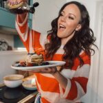 Jasmin Wagner Instagram - 👩🏼‍🍳🍰🧁 BACKE BACKE KUCH… ähhh Pancakes! 🥞 Wie ihr ja wisst, lieeeeebe ich es, zu backen. Was am Liebsten und warum und noch ganz viel mehr könnt ihr in meinem Interview mit der @sz lesen. Was backt ihr am Liebsten? Denk Link zum Artikel packe ich euch gleich in die Story 📰🗞️ Pullover by @10dayslifestyle #baking #cake #bakinglover #jasminwagnerbackt #backebackekuchen #interview
