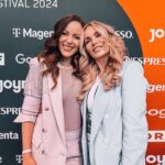 Jasmin Wagner Instagram - NEVER CHANGE A WINNING TEAM! 🏆 Erste Male sind aufregend… 30 Jahre Blümchen bedeutet auch 30 Jahre mit meinem Management @abglanzentertainment Das ist auf viele Arten und Weisen etwas Besonderes. Von unserer ganz persönlichen Erfolgsgeschichte haben @brittafriedrich und ich nun zum allerersten Mal auf der großen Bühne der @4gamechangers Konferenz in unserer Keynote-Speech berichtet. 🎤🗯️ Und Girrrrls & Boiiiiis, haben wir in den 30 Jahren unser Game gechanged!!! Sich als junge Frauen in einer männer-dominierten Musikbranche durchzusetzen war eine Große Herausforderung, die viel Mut, Kraft, Charme, strategisches Talent, Gewitztheit, Resilienz, Begeisterung, Kreativität, Fleiß und Durchsetzungsvermögen brauchte. 🎯 Die Erfolge die wir inzwischen verbuchen durften und Titel, die wir tragen dürfen, kann uns keiner mehr nehmen, aber vor allem bin ich dankbar für unsere Freundschaft, das liebevolle Miteinander, den immer konstruktiven Austausch und für den Lebensweg den wir mit soviel Freude, Glück und Vertrauen teilten und auch in Zukunft teilen werden! 💘🍀 1000 Dank an meine Managerinnen @brittafriedrich und @anne_farien für 30 unfassbar starke Jahre! ⏱️ #crazyproud #30Jahreblümchen #herzanherz #oneteam #teamspirit