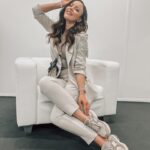 Jasmin Wagner Instagram - NEVER CHANGE A WINNING TEAM! 🏆 Erste Male sind aufregend… 30 Jahre Blümchen bedeutet auch 30 Jahre mit meinem Management @abglanzentertainment Das ist auf viele Arten und Weisen etwas Besonderes. Von unserer ganz persönlichen Erfolgsgeschichte haben @brittafriedrich und ich nun zum allerersten Mal auf der großen Bühne der @4gamechangers Konferenz in unserer Keynote-Speech berichtet. 🎤🗯️ Und Girrrrls & Boiiiiis, haben wir in den 30 Jahren unser Game gechanged!!! Sich als junge Frauen in einer männer-dominierten Musikbranche durchzusetzen war eine Große Herausforderung, die viel Mut, Kraft, Charme, strategisches Talent, Gewitztheit, Resilienz, Begeisterung, Kreativität, Fleiß und Durchsetzungsvermögen brauchte. 🎯 Die Erfolge die wir inzwischen verbuchen durften und Titel, die wir tragen dürfen, kann uns keiner mehr nehmen, aber vor allem bin ich dankbar für unsere Freundschaft, das liebevolle Miteinander, den immer konstruktiven Austausch und für den Lebensweg den wir mit soviel Freude, Glück und Vertrauen teilten und auch in Zukunft teilen werden! 💘🍀 1000 Dank an meine Managerinnen @brittafriedrich und @anne_farien für 30 unfassbar starke Jahre! ⏱️ #crazyproud #30Jahreblümchen #herzanherz #oneteam #teamspirit