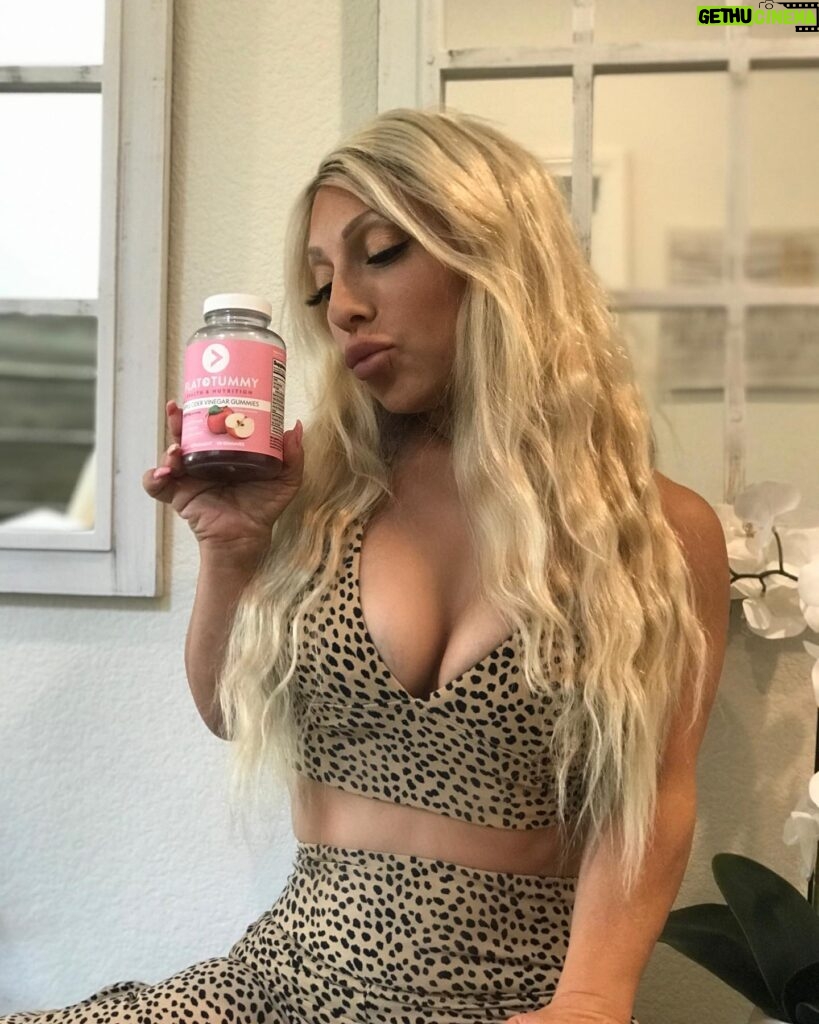 Jasmine Arteaga Sorge Instagram - #ad @flattummyco’s Apple Cider Vinegar Gummies have been exactly what I needed in my routine. 2 gummies a day gives me all the benefits of ACV without the yucky taste (those benefits include things like better energy, reduced appetite between meals, glowing complexion … like, the works). Get started on these during their sale pricing event - get.flattummyco.com/shop