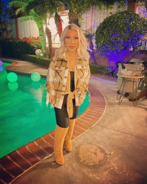 Jasmine Arteaga Sorge Instagram - So grateful for each and every one of you guys!! 🌻❤️#falloutfits #fallfashion #latina #allsizesarebeautiful
