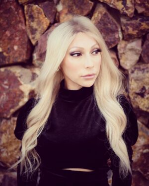 Jasmine Arteaga Sorge Instagram - Be still, he is always with you! #allsizesmatter #allsizesarebeautiful #thinhairsolution