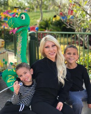 Jasmine Arteaga Sorge Instagram - Thank you @legolandcalifornia for such a FUN day with my family. My boys literally said “this is the best day ever🤩” #LEGOLANDCalifornia #sponsored  p.s….cutest pic at the end with the boys and the LEGO 💛 Easter bunny 🐰