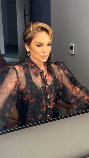 Jasmine Guy Instagram - I had to get a few shots in before my @cnn interview with @thelauracoates ❤️❤️ Thank you again!! 
#jasmineguy  #adifferentworld #adifferentworldtour #cnn #lauracoates #press #pressrun 

Makeup 💄 @geishaboii 
Hair 🙎🏽‍♀️ @geishaboii