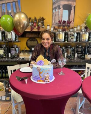 Jasmine Guy Instagram - Celebrating my birthday this weekend and hanging out with some awesome people at the Vampire Diaries Convention!! It was great to see the love and support❤️ Thank you Cindy @townsquareoliveoil #jasmineguy #vampirediaries #vampirediariesconvention #atl #atlanta #birthday #birthdaycake