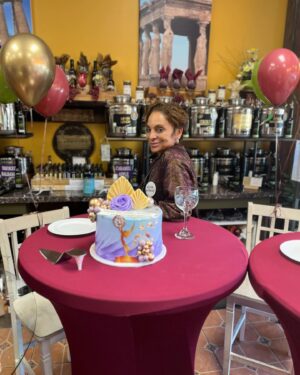 Jasmine Guy Instagram - Celebrating my birthday this weekend and hanging out with some awesome people at the Vampire Diaries Convention!! It was great to see the love and support❤️ Thank you Cindy @townsquareoliveoil #jasmineguy #vampirediaries #vampirediariesconvention #atl #atlanta #birthday #birthdaycake