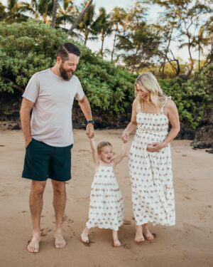 Jasmine Roth Instagram - Sometimes a little time in the sun is just what’s needed.  So grateful for this opportunity to play, dig, laugh, explore, and be happy together as a family.  Can’t wait to see what’s next! ✨✨

#BuildYourHappy #RothFamilyStory #Pregnant
📷 @shannonwolfephotography