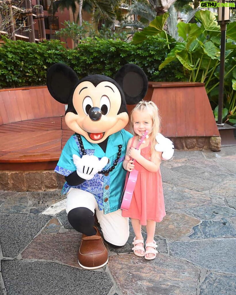 Jasmine Roth Instagram - It was a good day! 💛💛 Disney character breakfast @disneyaulani, some mommy-n-me paddle boarding, beach lunch, and even some @marukameudon 🍜🍜 (which did not disappoint), and a sunset round of cards while @hazelrothofficial snoozed in her stroller. So lucky to get this time to explore with my favorite people. Can’t wait to see what’s next but for now…😴 #BuildYourHappy #RothFamilyStory #Pregnant