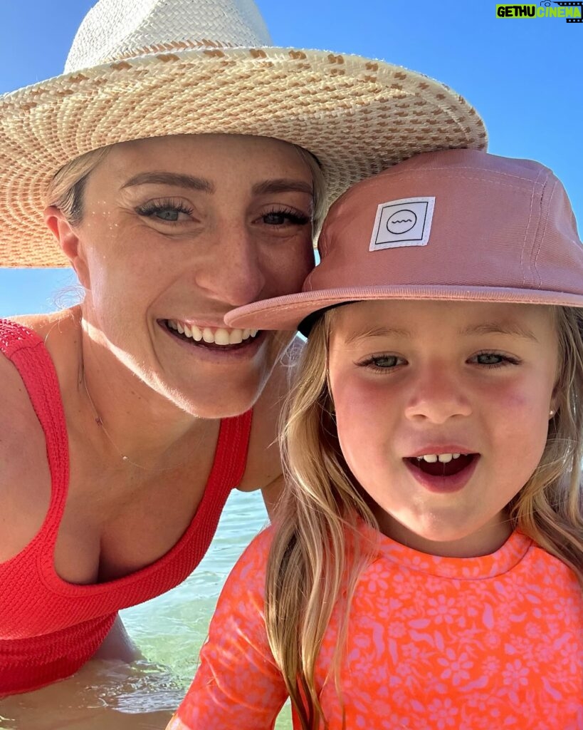Jasmine Roth Instagram - It was a good day! 💛💛 Disney character breakfast @disneyaulani, some mommy-n-me paddle boarding, beach lunch, and even some @marukameudon 🍜🍜 (which did not disappoint), and a sunset round of cards while @hazelrothofficial snoozed in her stroller. So lucky to get this time to explore with my favorite people. Can’t wait to see what’s next but for now…😴 #BuildYourHappy #RothFamilyStory #Pregnant