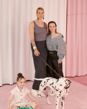 Jasna Fritzi Bauer Instagram - Jahrelang hielten die Schauspielerin @JasnaFritziBauer und die Künstlerin @KatharinaZorn_ ihre Beziehung und ihr Leben mit ihrer Tochter geheim. Damit ist jetzt Schluss – mit @voguegermany sprachen sie erstmals öf­fentlich über ihr Familienleben. Das Interview finden Sie in der aktuellen Juni-Ausgabe und auf VOGUE.de (Link in der Bio).
#voguegermany #voguejune

(Fotos: @lindaleitner; Styling: @peninahamanda; Interview: @miriamamro_; Haare: @goldig; Make-up: @denise_grundmann; Styling-Assistenz: @sophiabogner; Digital Support: @svenja.blobel; Licht-Assistenz: @elaklingler; Visual Editor: @andipandy16; Redaktion: @mariahunstig; mit speziellem Dank an die @juliastoschekfoundation)