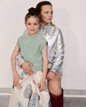 Jasna Fritzi Bauer Instagram - Jahrelang hielten die Schauspielerin @JasnaFritziBauer und die Künstlerin @KatharinaZorn_ ihre Beziehung und ihr Leben mit ihrer Tochter geheim. Damit ist jetzt Schluss – mit @voguegermany sprachen sie erstmals öf­fentlich über ihr Familienleben. Das Interview finden Sie in der aktuellen Juni-Ausgabe und auf VOGUE.de (Link in der Bio).
#voguegermany #voguejune

(Fotos: @lindaleitner; Styling: @peninahamanda; Interview: @miriamamro_; Haare: @goldig; Make-up: @denise_grundmann; Styling-Assistenz: @sophiabogner; Digital Support: @svenja.blobel; Licht-Assistenz: @elaklingler; Visual Editor: @andipandy16; Redaktion: @mariahunstig; mit speziellem Dank an die @juliastoschekfoundation)