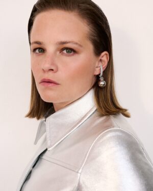 Jasna Fritzi Bauer Instagram - Jahrelang hielten die Schauspielerin @JasnaFritziBauer und die Künstlerin @KatharinaZorn_ ihre Beziehung und ihr Leben mit ihrer Tochter geheim. Damit ist jetzt Schluss – mit @voguegermany sprachen sie erstmals öf­fentlich über ihr Familienleben. Das Interview finden Sie in der aktuellen Juni-Ausgabe und auf VOGUE.de (Link in der Bio).
#voguegermany #voguejune

(Fotos: @lindaleitner; Styling: @peninahamanda; Interview: @miriamamro_; Haare: @goldig; Make-up: @denise_grundmann; Styling-Assistenz: @sophiabogner; Digital Support: @svenja.blobel; Licht-Assistenz: @elaklingler; Visual Editor: @andipandy16; Redaktion: @mariahunstig; mit speziellem Dank an die @juliastoschekfoundation)