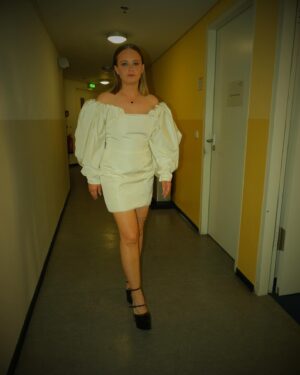 Jasna Fritzi Bauer Instagram - Freitag war wild. Was für ein wundervoller, lehrreicher, schöner und emotionaler Abend beim deutschen @filmpreis. Herzlichen Glückwunsch an alle Gewinner:innen. Es war so schön soviel Freude in Euren Gesichtern zu sehen. Danke an meine wundervollen Moderationskollegen und die Künstlerische Leitung sowie dem gesamten Team hinter der Bühne und Kamera. Das hat so wahnsinnig viel Spass gemacht. Danke an mein Glam @vivienmangin, du bist die Beste ❤️. Und Danke an @cartier für den schönen Schmuck. Outfit @jacquemus. ✊🏻❤️
.
.
.
.
.
.
#deutscherfilmpreis #germanfilmaward #filmakademie #lola #berlin #germany