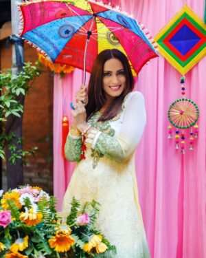 Jaswinder Gardner Instagram - If your life seems to be dull.. just add some colour 🥰🌈
.
.
.
#jaswindergardner #actor #actorslife #mehandi #mehandiceremony #sisterswedding #kathmandu #nepal #india #indianwedding #punjabiwedding #shaadi #celebration @anuja.sachdev @digitalsoul1973