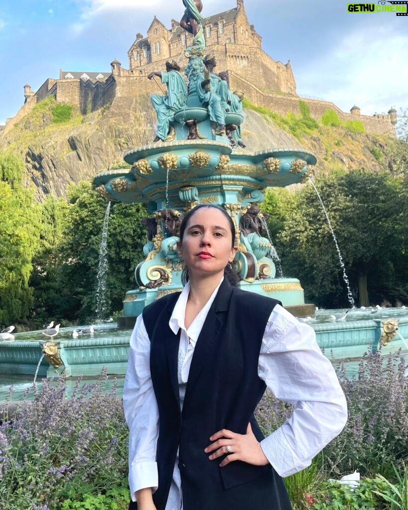 Javiera Mena Instagram - Les comparto unas imágenes de estos inspiradores y profundos días en Escocia 🏴󠁧󠁢󠁳󠁣󠁴󠁿 tierra de castillos, catedrales góticas con mucha magia celta en el ambiente 🧝🏾‍♀️ 📸 @manolo_one_person