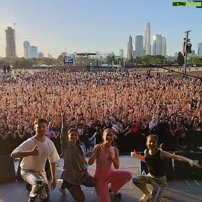 Javiera Mena Instagram - ¡Gracias Buenos Aires! ¡Gracias @primaverasoundbuenosaires! Esta vez una NOCTURNA bajo el dorado☀️ ¡Les confieso me quede re manija por tocar más canciones! 😮‍💨 por eso mismo seguro que volveremos muy pronto!! Les quiero mucho hermanas, y me quedo unos días más aquí disfrutando de cómo brilla el aire 🌬 forever suya 🌹 Javi 🍸🌃