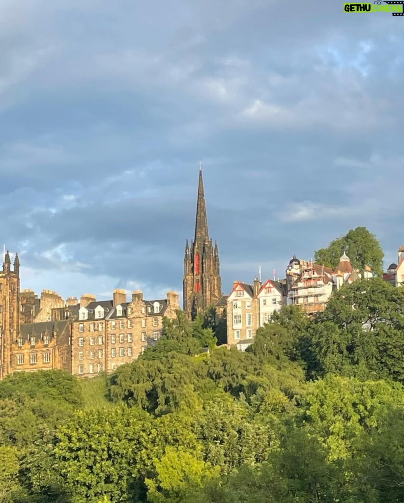 Javiera Mena Instagram - Les comparto unas imágenes de estos inspiradores y profundos días en Escocia 🏴󠁧󠁢󠁳󠁣󠁴󠁿 tierra de castillos, catedrales góticas con mucha magia celta en el ambiente 🧝🏾‍♀️ 📸 @manolo_one_person