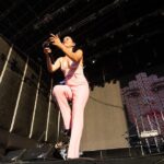 Javiera Mena Instagram - ¡Gracias Buenos Aires! ¡Gracias @primaverasoundbuenosaires! Esta vez una NOCTURNA bajo el dorado☀️ ¡Les confieso me quede re manija por tocar más canciones! 😮‍💨 por eso mismo seguro que volveremos muy pronto!! Les quiero mucho hermanas, y me quedo unos días más aquí disfrutando de cómo brilla el aire 🌬 forever suya 🌹 Javi 🍸🌃