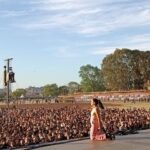Javiera Mena Instagram - ¡Gracias Buenos Aires! ¡Gracias @primaverasoundbuenosaires! Esta vez una NOCTURNA bajo el dorado☀️ ¡Les confieso me quede re manija por tocar más canciones! 😮‍💨 por eso mismo seguro que volveremos muy pronto!! Les quiero mucho hermanas, y me quedo unos días más aquí disfrutando de cómo brilla el aire 🌬 forever suya 🌹 Javi 🍸🌃