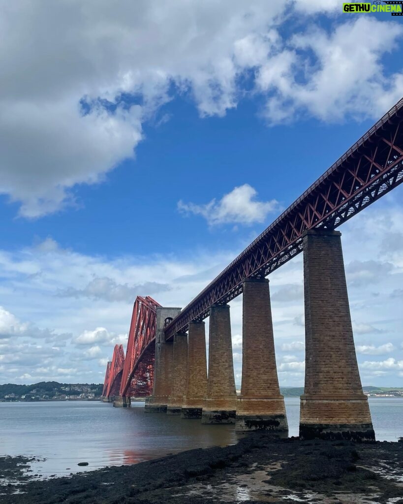 Javiera Mena Instagram - Les comparto unas imágenes de estos inspiradores y profundos días en Escocia 🏴󠁧󠁢󠁳󠁣󠁴󠁿 tierra de castillos, catedrales góticas con mucha magia celta en el ambiente 🧝🏾‍♀️ 📸 @manolo_one_person