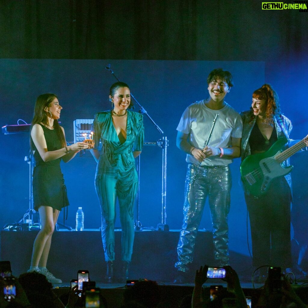 Javiera Mena Instagram - ¡Ciudad de México! 🥲 🇲🇽 Eternamente agradecida de sentir su magia, porque no podía ser mejor celebrar mi cumpleaños aquí con ustedes en el Nocturna Tour 🥂 🎂 📷 @daviddbarajas