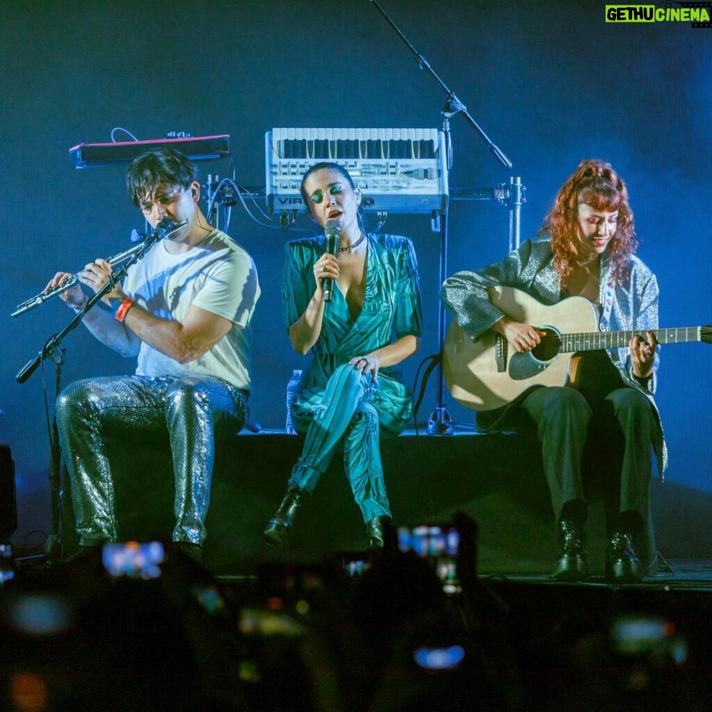 Javiera Mena Instagram - ¡Ciudad de México! 🥲 🇲🇽 Eternamente agradecida de sentir su magia, porque no podía ser mejor celebrar mi cumpleaños aquí con ustedes en el Nocturna Tour 🥂 🎂 📷 @daviddbarajas