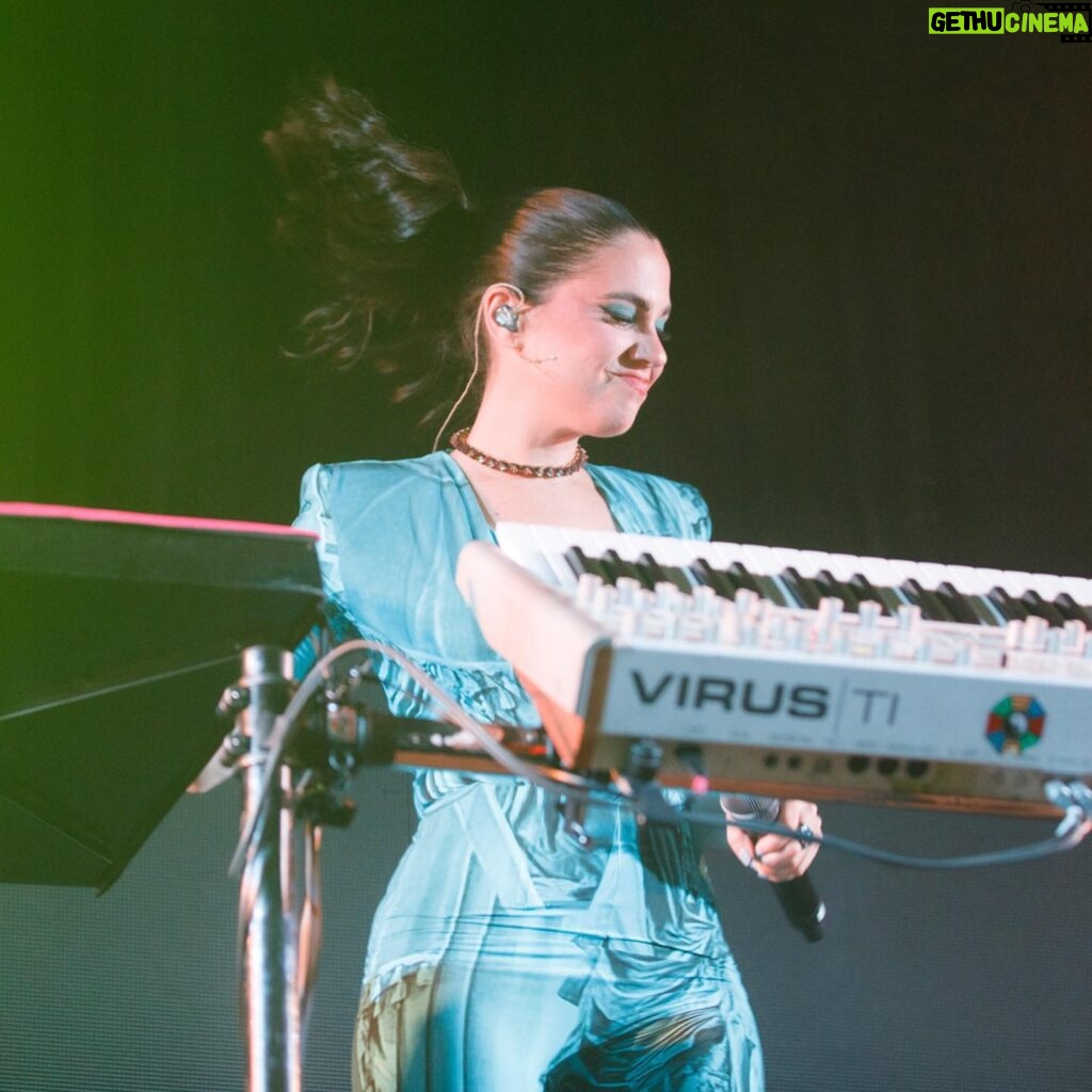 Javiera Mena Instagram - ¡Ciudad de México! 🥲 🇲🇽 Eternamente agradecida de sentir su magia, porque no podía ser mejor celebrar mi cumpleaños aquí con ustedes en el Nocturna Tour 🥂 🎂 📷 @daviddbarajas