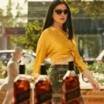 Javiera Mena Instagram - #ad Cuando pienso en Keep Walking, se me viene a la mente la importancia de dar pasos firmes en el tiempo, enriqueciéndote en el camino, apreciando el arte y el contexto alrededor para avanzar con conciencia colectiva. #JohnnieWalker #KeepWalking
