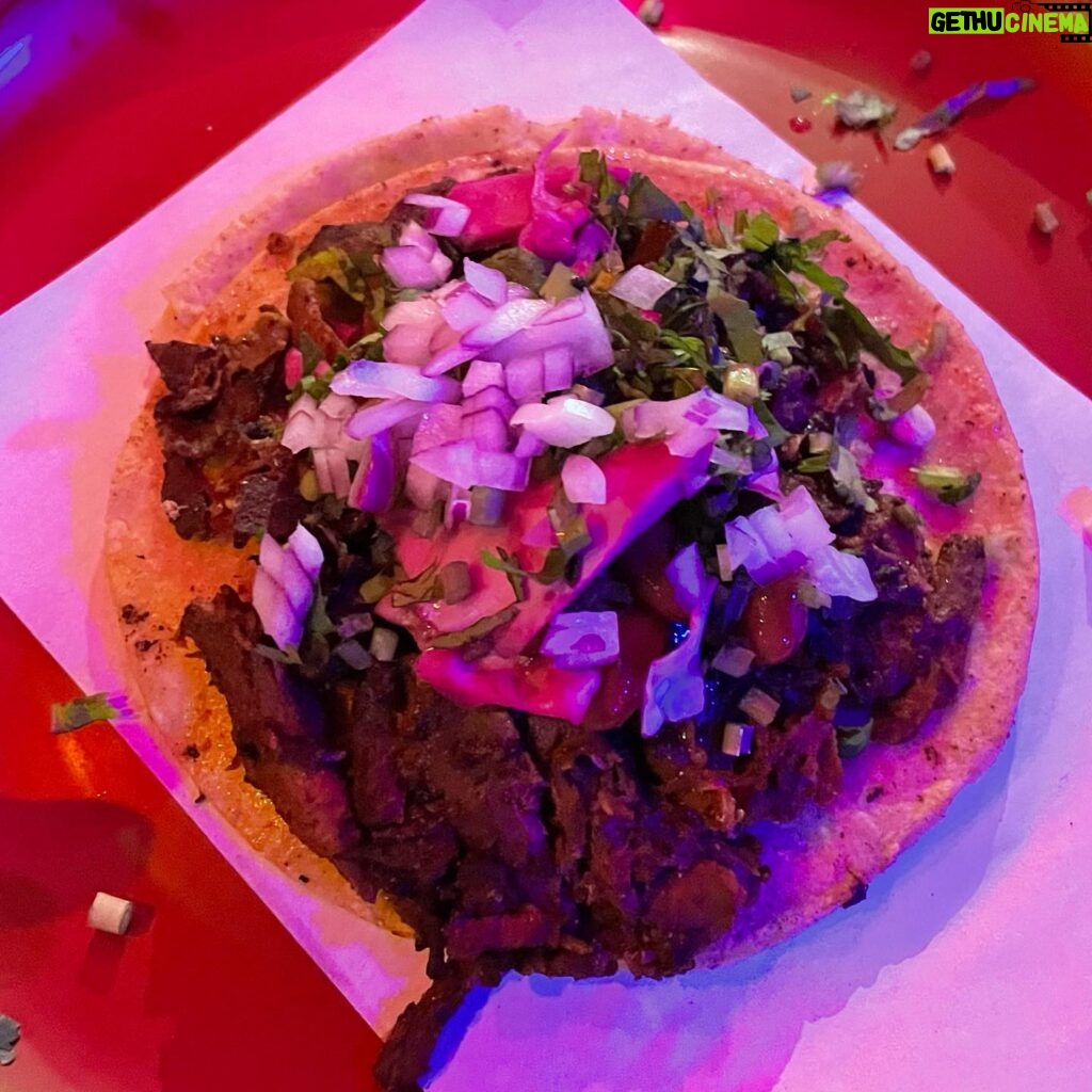 Javiera Mena Instagram - ¡Hola gays de Mexico 🇲🇽! Ya estoy aquí! 🤩 disfrutando de las delicias que se me presentan en cada esquina 🌮 🍉 🥭 Ya queda menos para encontrarnos este sábado en el @foroindierocks, en donde también celebraremos mi cumple 🎁 No se imaginan lo inspirador que es para mi estar acá 🥹 Nos vemos! 🩷 Boletos en mi bio 🎹