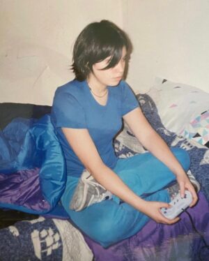 Javiera Mena Instagram - El tiempo pasa pero la esencia se queda…
 Días contemplativos meditando lo que se viene y con muchas ganas de mostrarles todas las cosas lindas que estoy preparando para los conciertos. Una hermosa sincronía que tiene que ver con el tiempo, es que el Nocturna Tour en México cae el día de mi cumpleaños🎈 (Les dejé el link de entradas en mi Bio)
¡Ganas de verles ahí y que celebremos con un mezcalito!🍶🇲🇽

 Con amor 
 Javiera 🪷