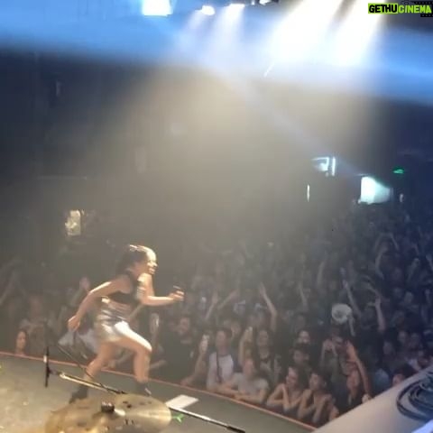 Javiera Mena Instagram - Termino de estallar el verano 🔥 ¡Gracias Córdoba y Buenos Aires, ha sido hermoso verles brillar de nuevo esta vez con el Nocturna Tour! 🏙️ 🍸