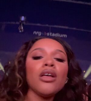 Jaylen Barron Instagram - Im one of one 
Im number one 
Im the only one 

Soaking in the energy. And opening my soul to new experiences, with my best friend @cocojones 💖