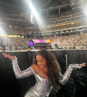 Jaylen Barron Instagram - Im one of one 
Im number one 
Im the only one 

Soaking in the energy. And opening my soul to new experiences, with my best friend @cocojones 💖