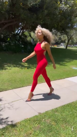 Jazmin Johnson Instagram - Fun Fact 1… I do NOT take myself too seriously 😂 a fun blooper

Fun Fact 2 … There’s no nice way to say this but ….The walking videos are here to stay so if you don’t like them, don’t tune in 🤷‍♀️ 

Wishing everyone a happy Sundayyyyy ☀️

#funny #style #jumpsuit #ootd #happy #outfit #highheels 

Follow @jazminajohnson @j.fitness90210