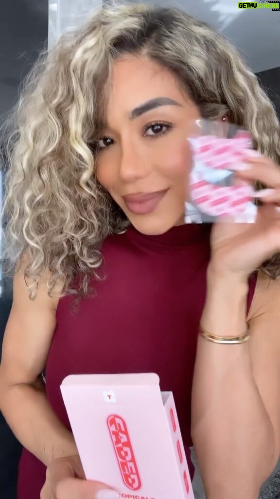Jazmin Johnson Instagram - LUXE looking lol Affordable gift ideas for HER …your sister, lady, friend, kids teacher … whoever you wanna spoil a bit 😄 my favorite is the black crock iphone case, affordable, stylish, classy … I’m obsessed. Which is your favorite? I will link everything for you in my LTK! 🤍🤍🤍