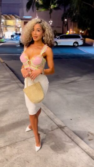 Jazmin Johnson Instagram - Discipline is a muscle, anything you train consistently will get stronger so make sure you’re training the right things in the right way 😉🥰🤍 

Wishing you a wonderful week ahead. 

#grace #gratitude #elegance #style