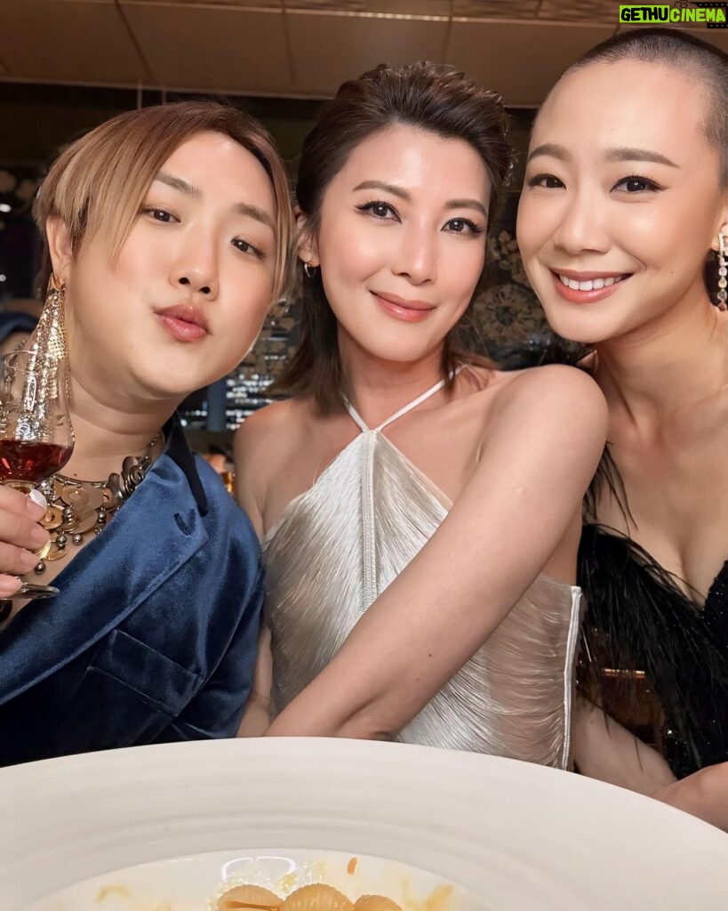 Jeanette Aw Instagram - Raise a glass to the pinnacle of perfection with L’Or De Jean Martell 1715 Reserve Du Chateau. Celebrating the newest launch of elegance and sophistication together with @martellofficial #LorDeJeanMartell 💙 Please enjoy Martell responsibly. #Martell #MartellCognac #paidpartnership