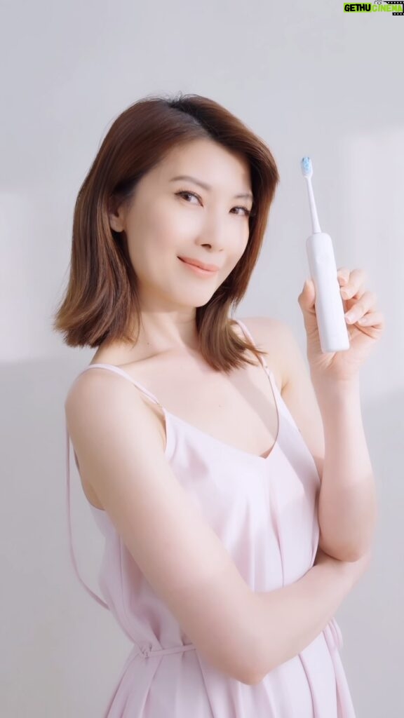 Jeanette Aw Instagram - I recently switched to the electric toothbrush and I’m loving it. #LaifenWave is easy to use, allows a customizable experience, has the first ever oscillation motion matched with a seamless design and it fits into my lifestyle perfectly. @laifen_sea #Laifen #WhyLaifen Use code LAIFENJNT for $8 off orders over $77.